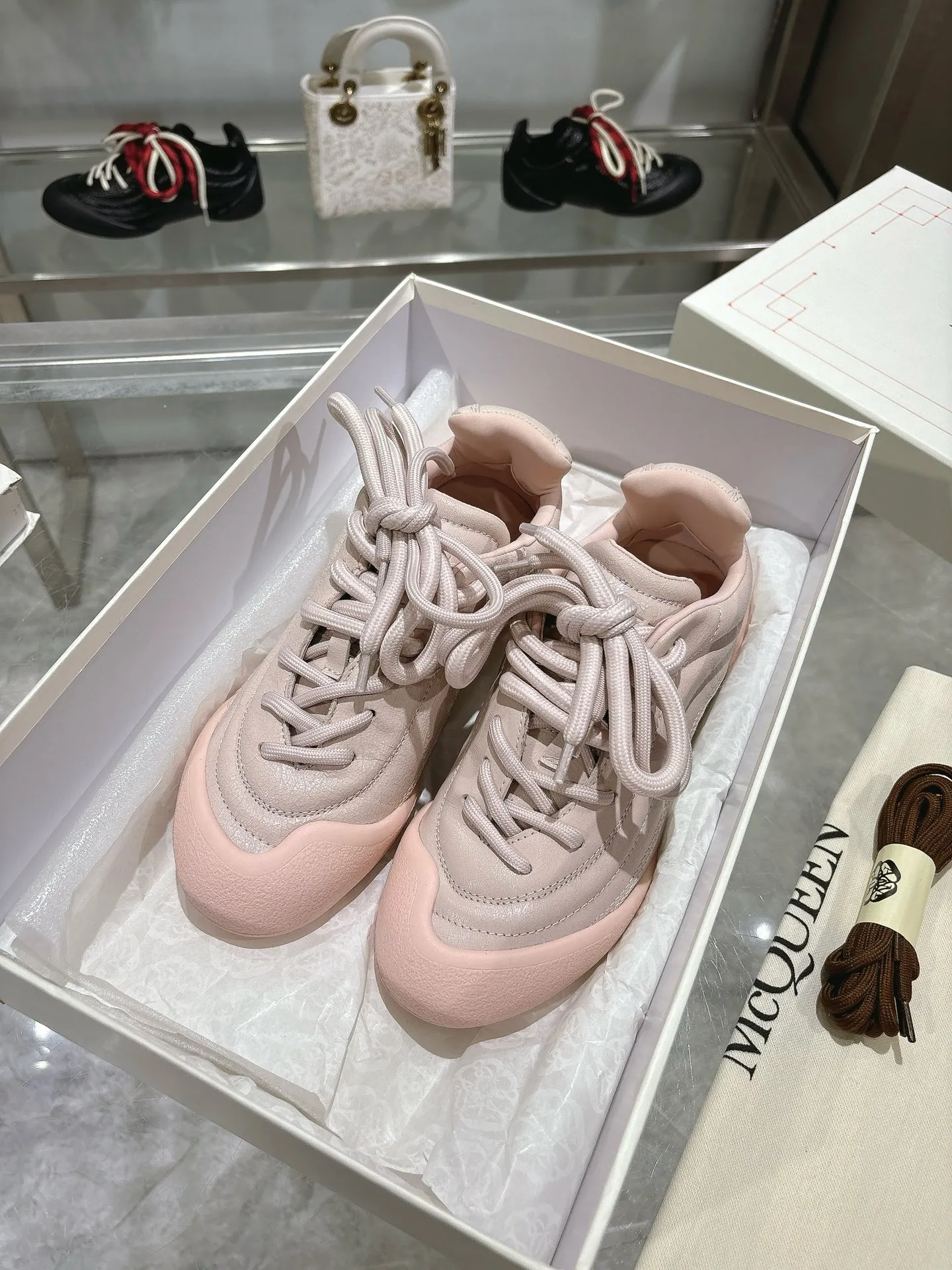 p580💰Couple model 𝐀𝐥𝐞𝐱𝐚𝐧𝐝𝐞𝐫 𝐌𝐜𝐐𝐮𝐞𝐞𝐧#/Alexander McQueen’s latest Flexion series, retro, casual, sneakers, original purchase, development, production, this Flexion Off Low-top sneakers in white grained leather with varying sized laces and an anatomically inspired lightweight segmented sole. The reverse skull pattern is embossed on the heel. Fabric: Original customized imported first-layer cowhide. Lining: Customized imported breathable mesh lining. Sole: Original open-molded non-slip TPU material. Bottom thickness: 2CM. Size: #Female size 35-40 (40 customized, non-refundable) #Men’s code 39-45 (45 customized, non-refundable)